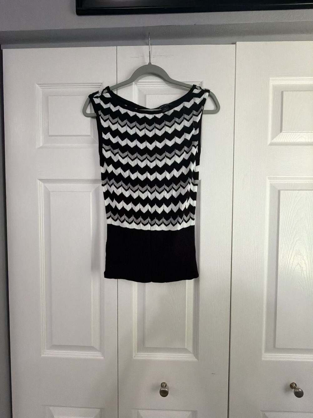 White House Black Market Sleeveless Chevron Pointelle Knit Top Size S